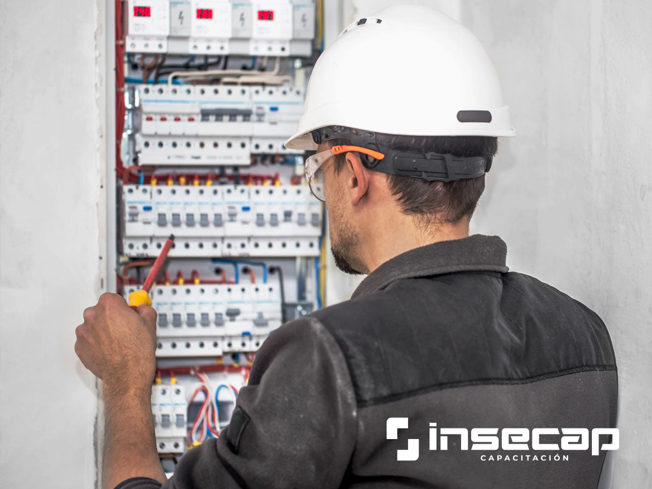 Aplicación de Técnicas de Manejo de Riesgos Eléctricos en el Área de Trabajo